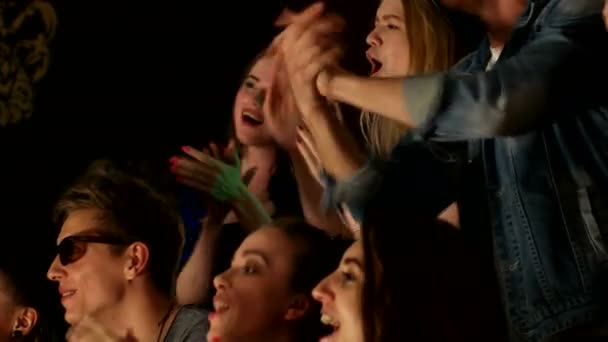 Genç kızlar ve erkekler için eller alkışlar — Stok video