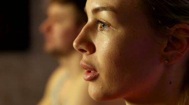 Kadın ve erkek üzerinde egzersiz bisikleti yapmak.