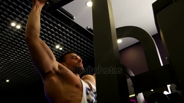 Uomo atletico che tira su sulla barra orizzontale in palestra di fitness — Video Stock