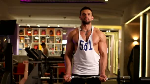 工作他的手臂在健身房里的男人 — 图库视频影像