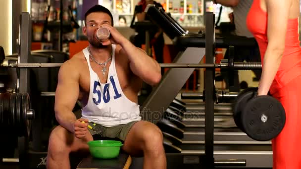 A hardened person eats after a workout — Stock Video