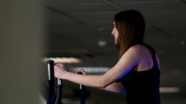 Kız bir koşu bandı üzerinde çalışan