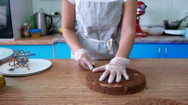 Het meisje snijden de taart — Stockvideo
