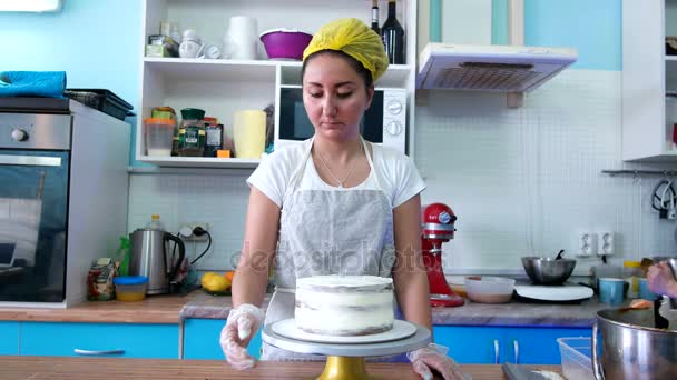 La ragazza guarda la torta — Video Stock