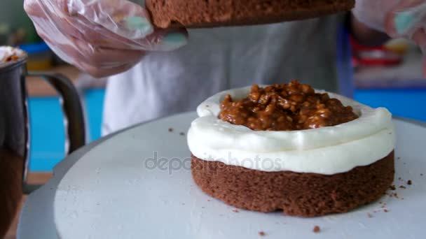 Chica hace el pastel con chocolate — Vídeos de Stock