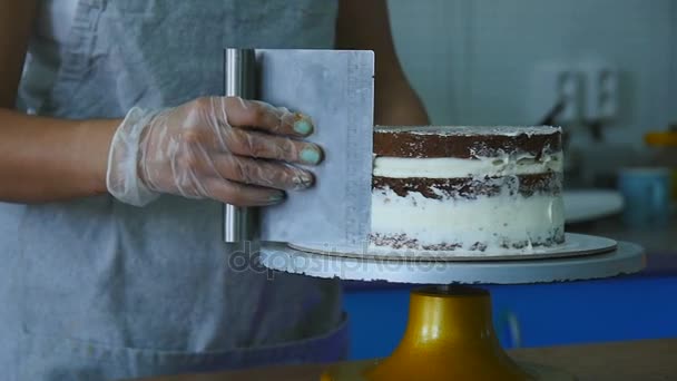 Una chica prepara pastel — Vídeo de stock