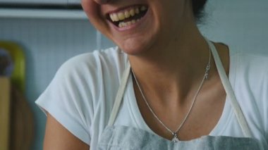 Kız kremalı pasta bir karıştırıcıda yapar.