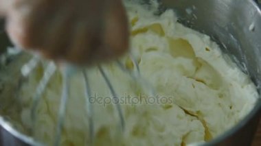 Kırbaçlanan krem çırpma teli