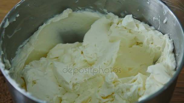 Whipping cream for cake — Stock Video