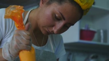 kek üzerine krema tabakası vardır