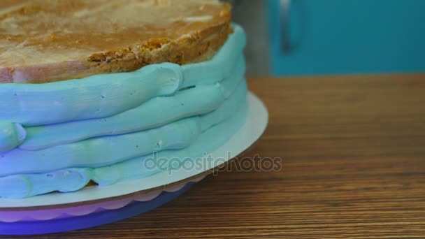 Pastelero prepara pastel — Vídeo de stock