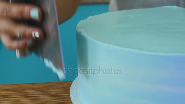 Pastelero prepara pastel — Vídeo de stock