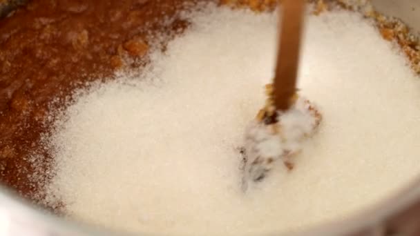 Повар готовит сахарный десерт — стоковое видео
