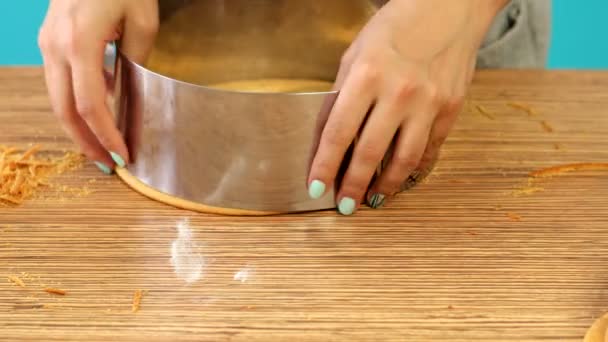 Cook är den kök förbereda en kaka — Stockvideo