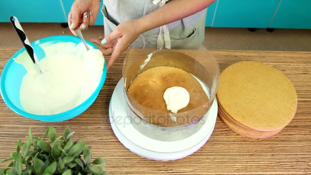 O cozinheiro prepara um bolo de bolos e natas — Vídeo de Stock