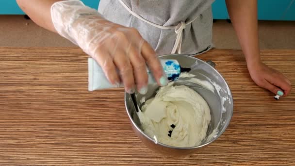 Готувати на кухні, готуючи крем — стокове відео