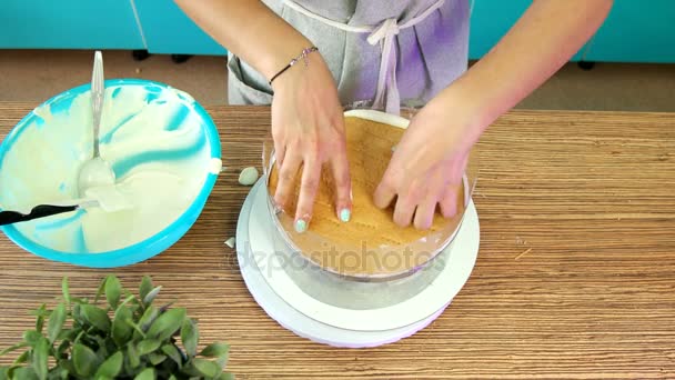 O cozinheiro prepara um bolo de bolos e natas — Vídeo de Stock