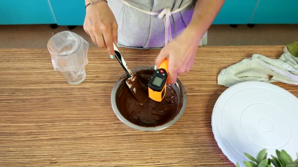 Konditor bereitet ein Dessert aus Schokolade vor — Stockvideo