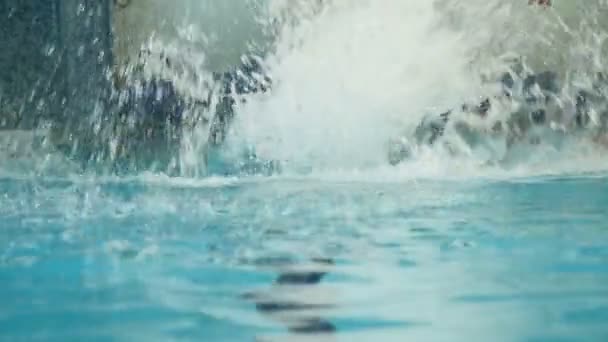 FröccsenŒ víz boldog a medencében — Stock videók