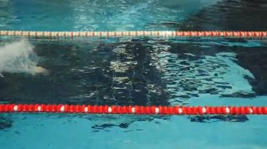 Spor adam havuzda yüzüyor