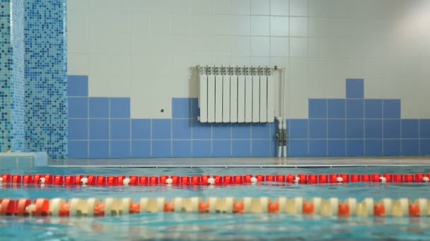 Hombre fuerte nada en la piscina — Vídeos de Stock