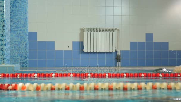 Brutal chico nada en la piscina — Vídeo de stock