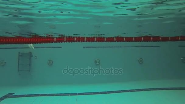 Forte ragazzo nuota sotto l'acqua — Video Stock