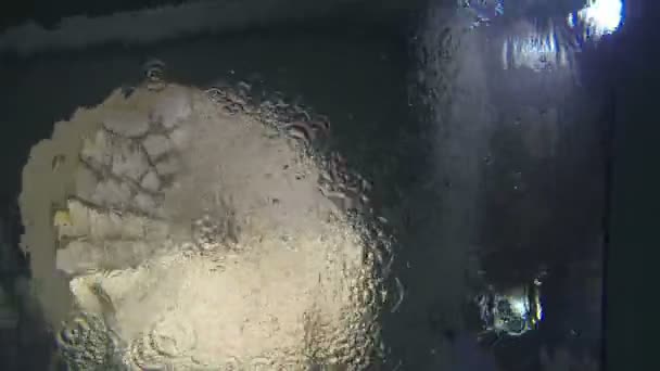 Flottant sur les baies de la piscine 