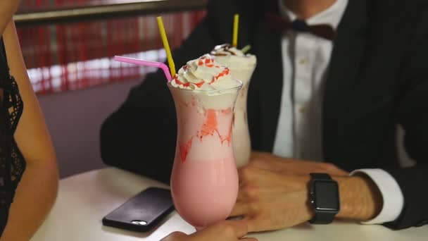 Homme et femme tenant des milkshakes de près — Video