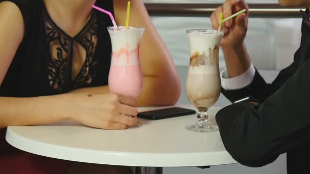 Zamknij się człowieka pobudza milkshake przez słomkę — Wideo stockowe