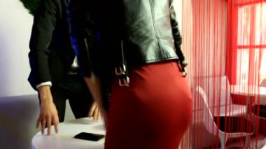 Genç kadın sevgilisi bir restoranda bir tarihte geldi ve onlar bir masaya oturmak