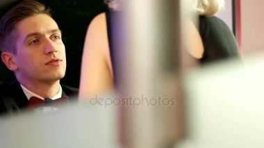 Bir kafede arkadaşına konuşan genç adam