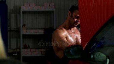 Adam eroticly kızla konuşuyor