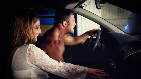 Un hombre y una mujer en persecución de coches Fotos de stock libres de derechos