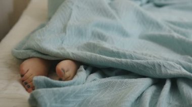 Genç kadın uyur ve bacaklarını rüyada taşıma