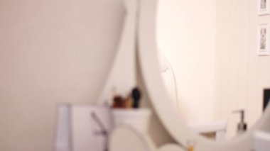 Sms okuyan bir kadın aynada yansıması