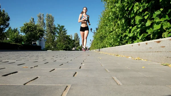 Молода дівчина в ранковому спорті біжить в парку — стокове фото