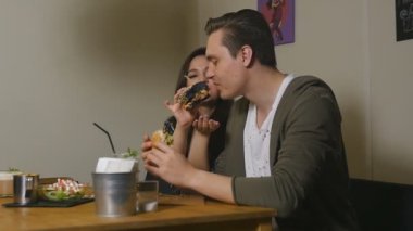 Erkek arkadaşı için karanlık bir burger ısırmaya kız verir