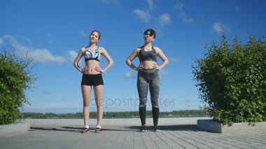 Spor spor kızlarda boyunlarına sokakta germek.