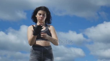 Genç atlet kız sokak elindeki Elastik Bandaj koyar