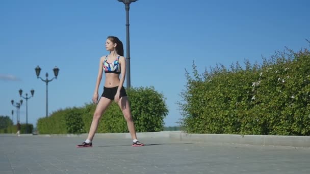 Donna che allunga le gambe prima dell'allenamento fitness — Video Stock