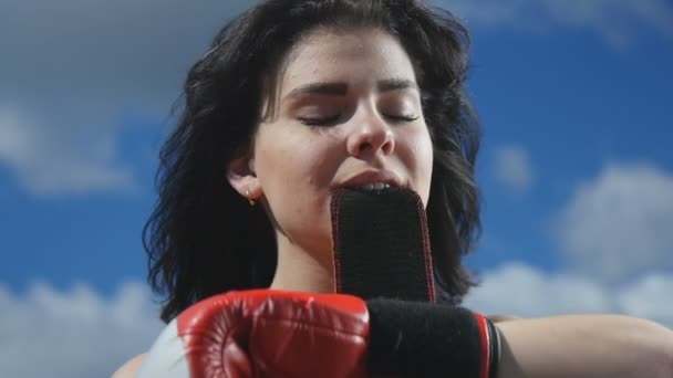 Dziewczyna stawia na i zdejmuje rękawica bokserska — Wideo stockowe