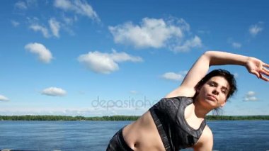 Kız sıcak ve nehrin arka plan üzerinde performans gösteren lateral tilts