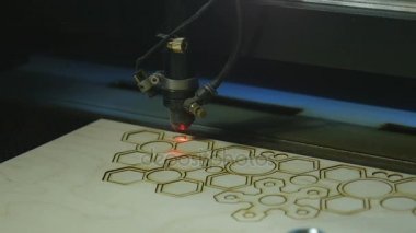 Bir lazer ile kesim kontrplak için makine