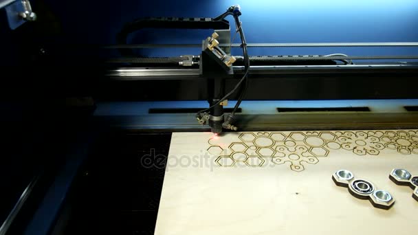 Macchina per tagliare il compensato con un laser — Video Stock