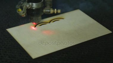 Ahşap kalp üzerinde lazer kesim