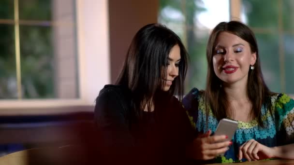 Belles jeunes femmes en utilisant un smartphone et en prenant selfie — Video