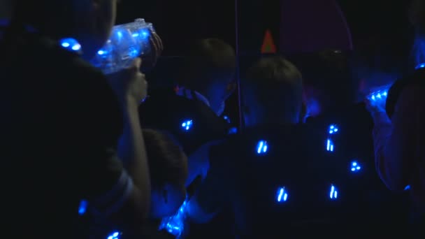 Eine Gruppe Kinder versteckt sich vor einer anderen Gruppe von Kindern, die Lasertag plazieren — Stockvideo