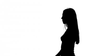 Kız üzerinde güneş gözlüğü siluet koyar