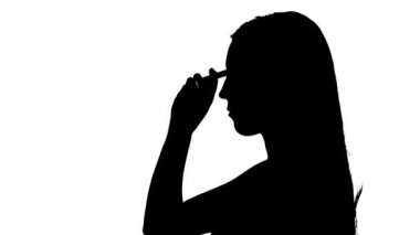 Kadın koyar ve güneş gözlüğü siluet alır